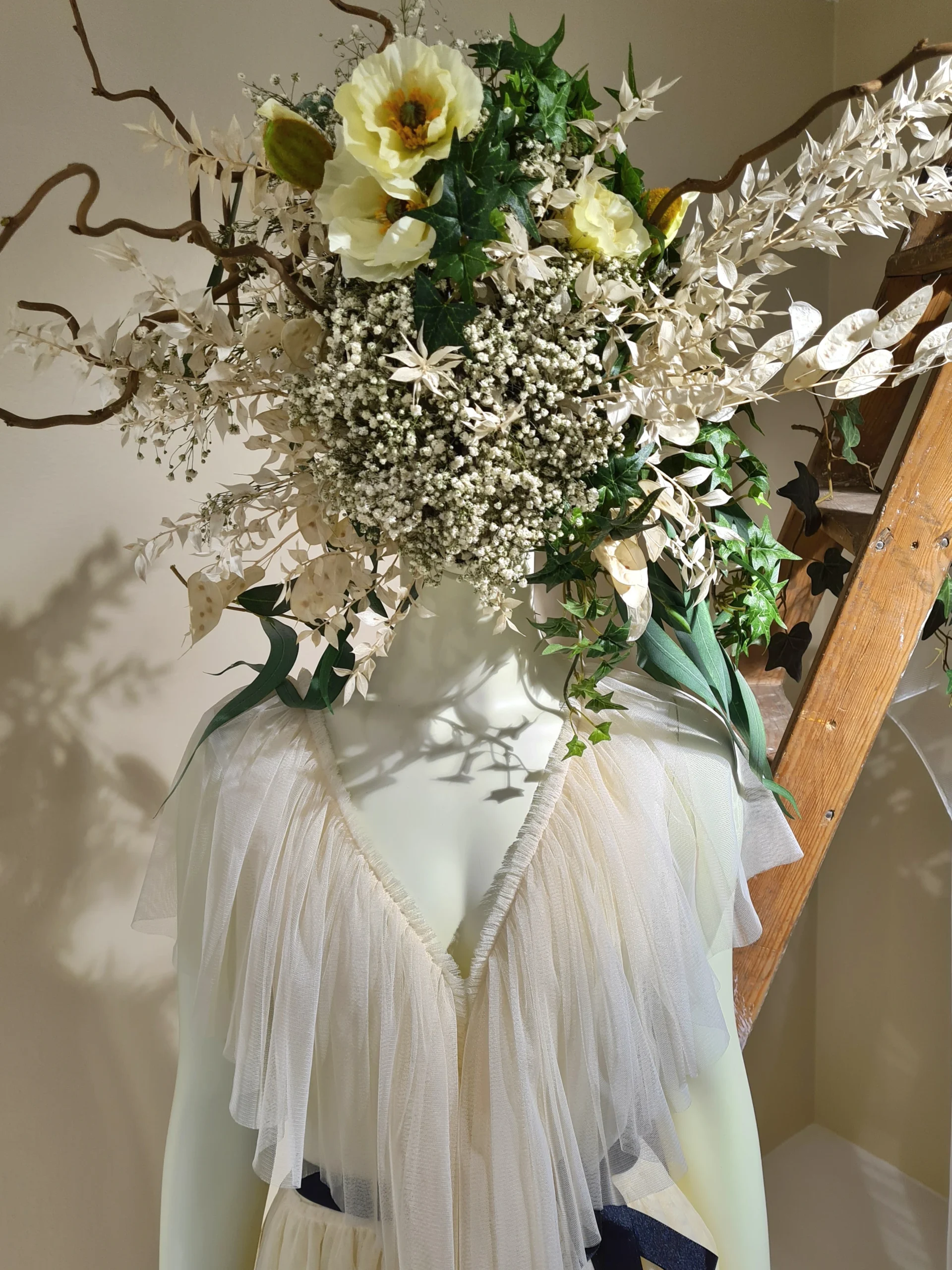 ATELIE har skapat en skyltdocka med blomsterarrangemang
