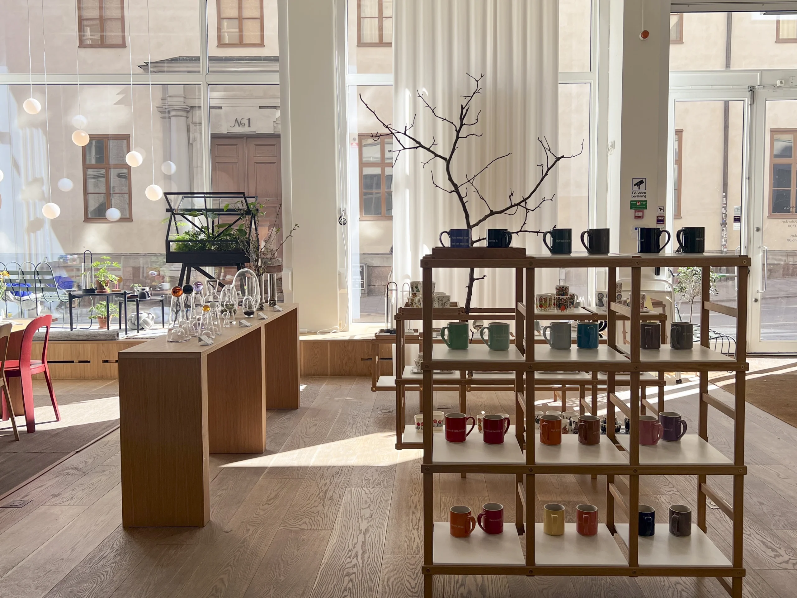 Skyltfönsterdesign och butiksmiljö skapad av ATELIE AB