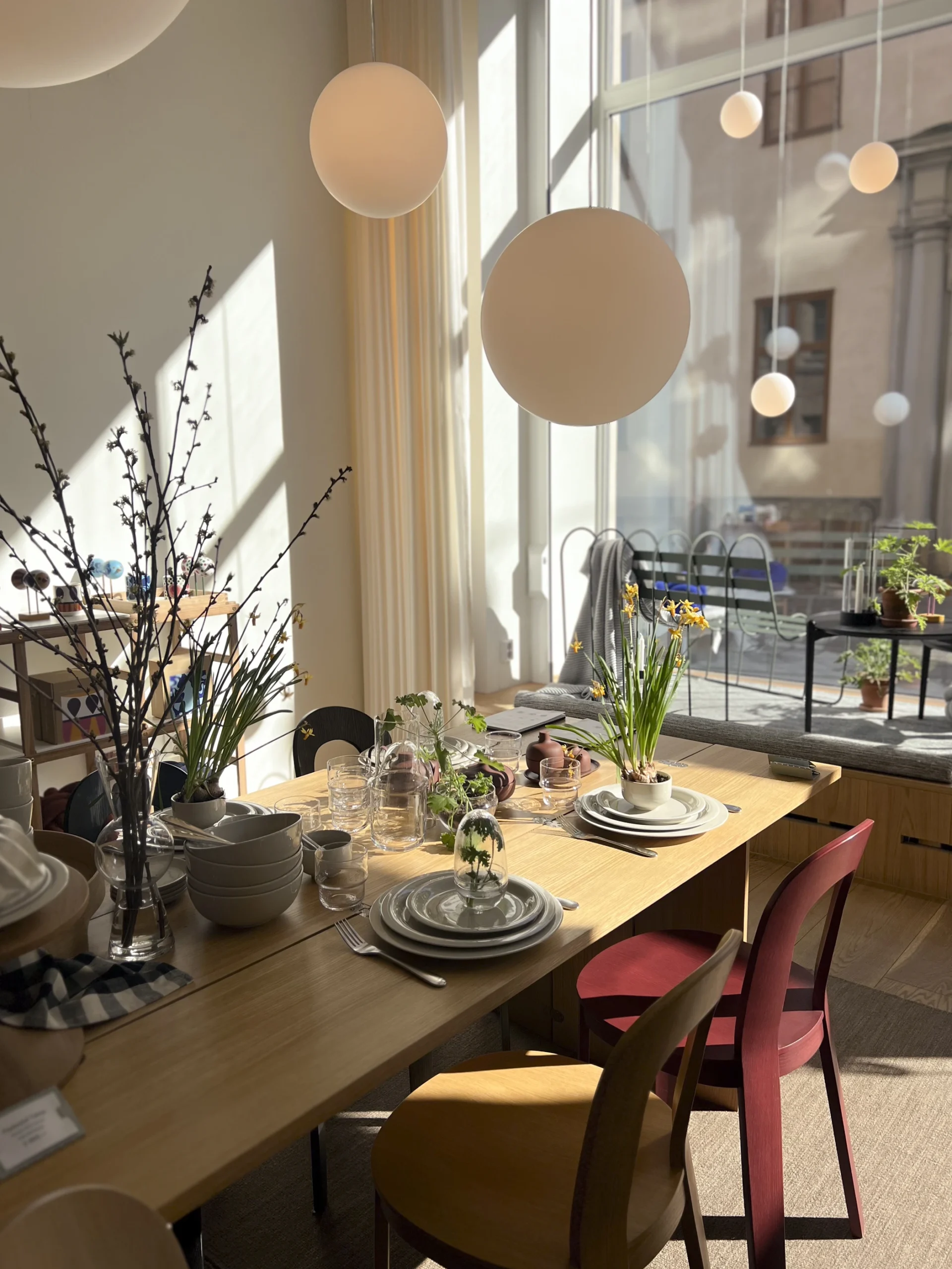 Skyltfönsterdesign och butiksmiljö skapad av ATELIE AB