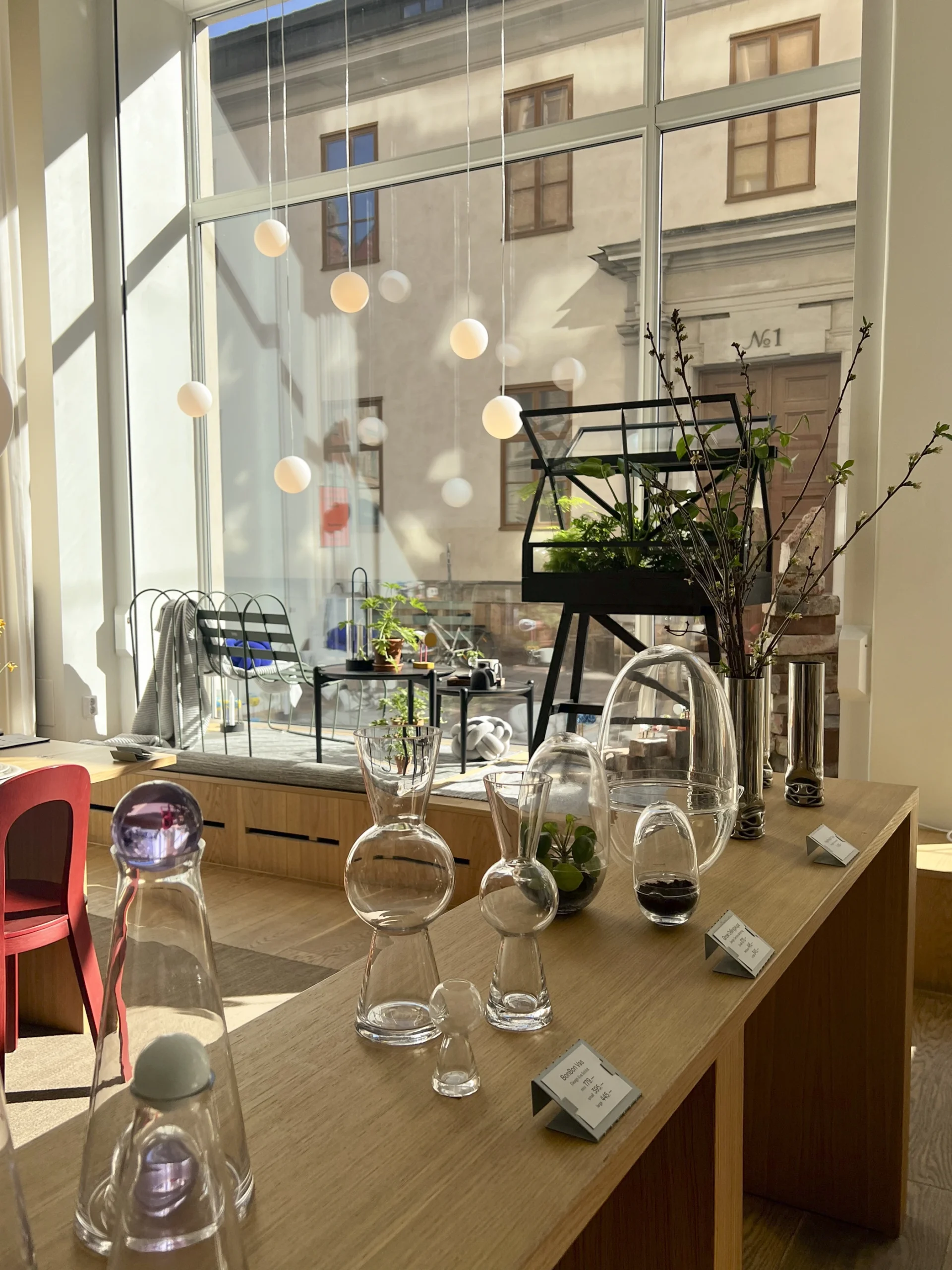 Skyltfönsterdesign och butiksmiljö skapad av ATELIE AB