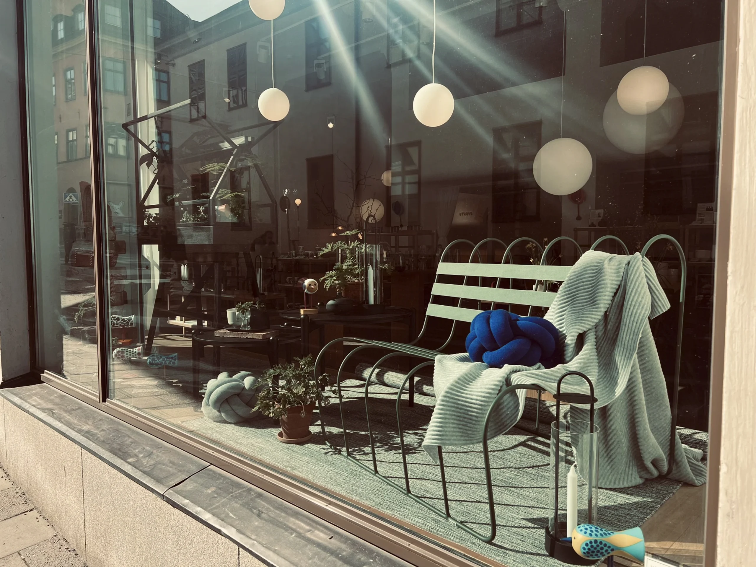 Skyltfönsterdesign och butiksmiljö skapad av ATELIE AB